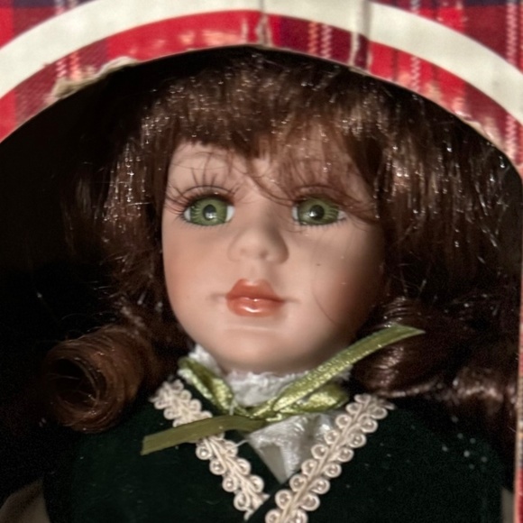 VINTAGE LEONARDO COLLECTION PORCELAIN DOLL - Picture 2 of 4